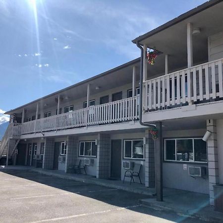 Canterbury Inn Invermere Εξωτερικό φωτογραφία